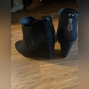 Black Daisy Fuentes Wedges